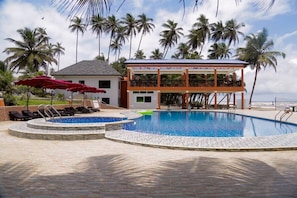 Bar en bord de piscine