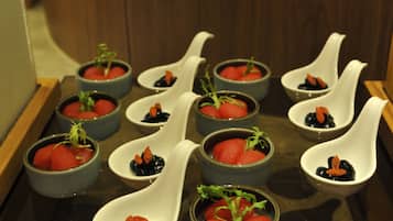 Desayuno a la carta diario (TWD 380 por persona)