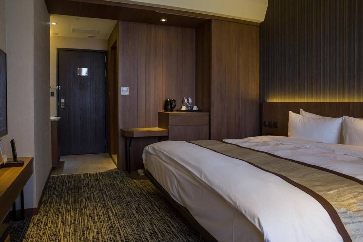 Cozy Room | Down comforters, in-room safe, desk, laptop workspace