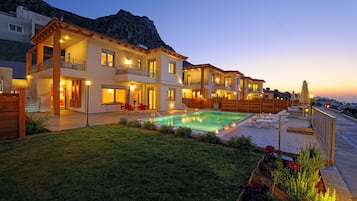 Fachada da propriedade à noite