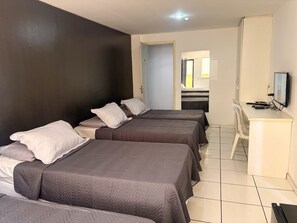 Triple Room | Blackout drapes, free WiFi, bed sheets - Stratus Centro Hotel (Volta Redonda)
