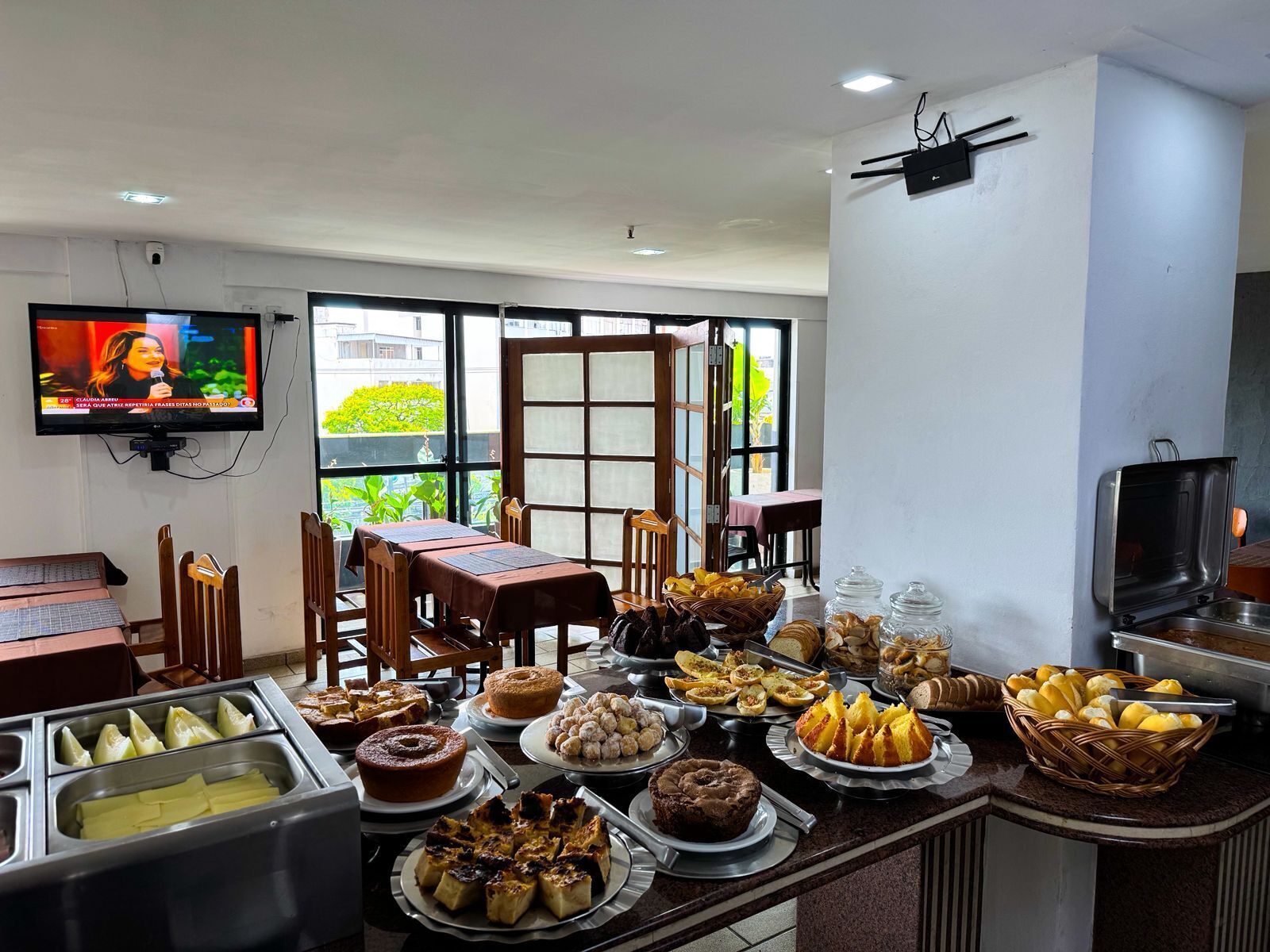 Café da manhã com buffet grátis todos os dias