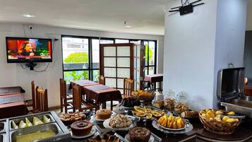 Café da manhã com buffet grátis todos os dias