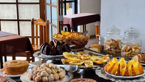 A buffet with various baked goods and pastries. - Stratus Centro Hotel (Volta Redonda)