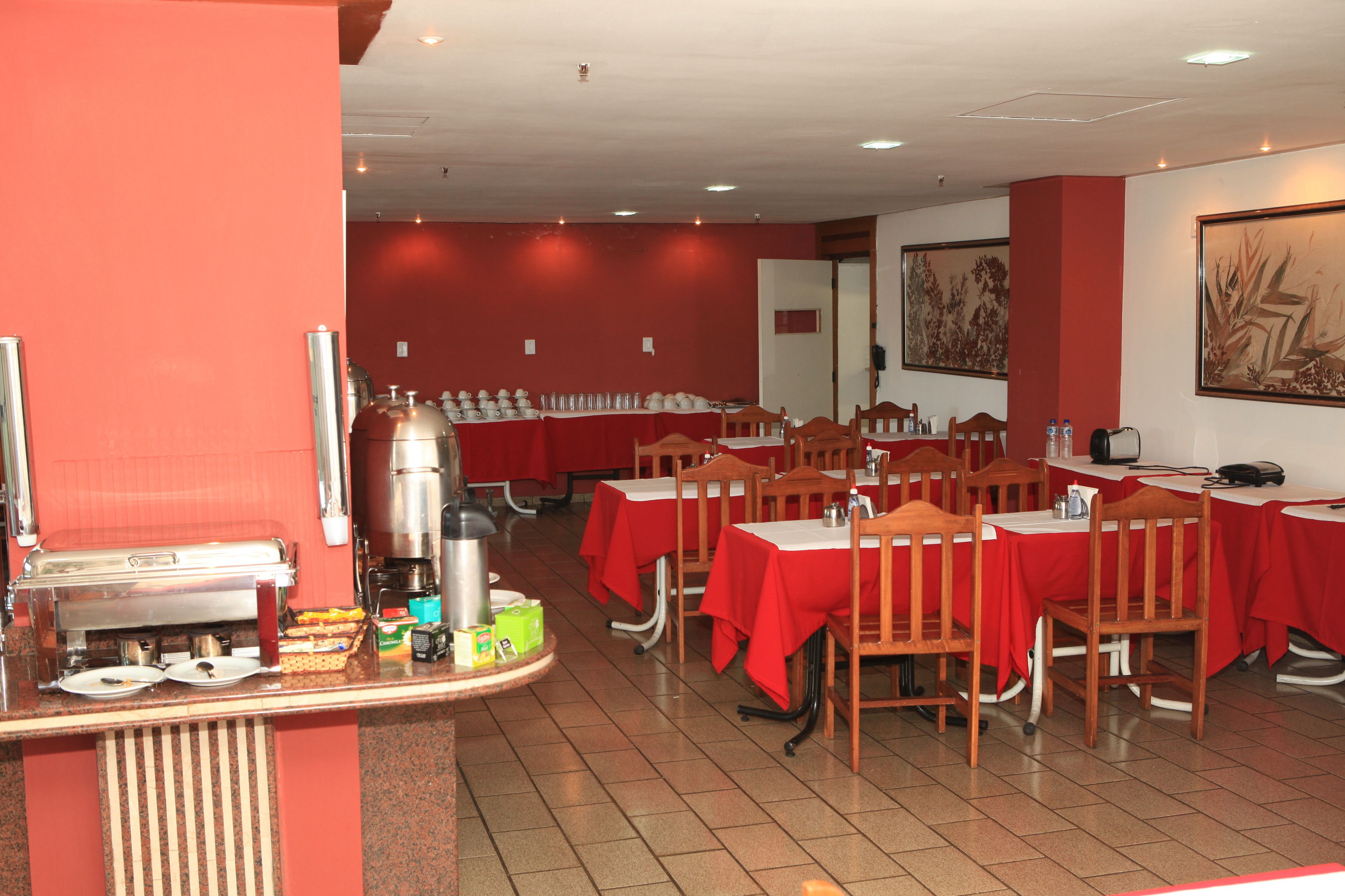 Café da manhã com buffet grátis todos os dias