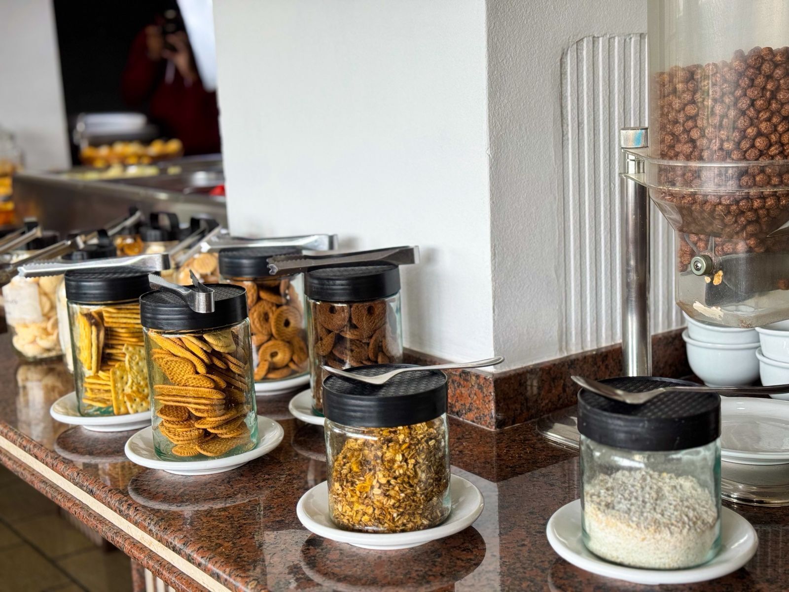 Café da manhã com buffet grátis todos os dias