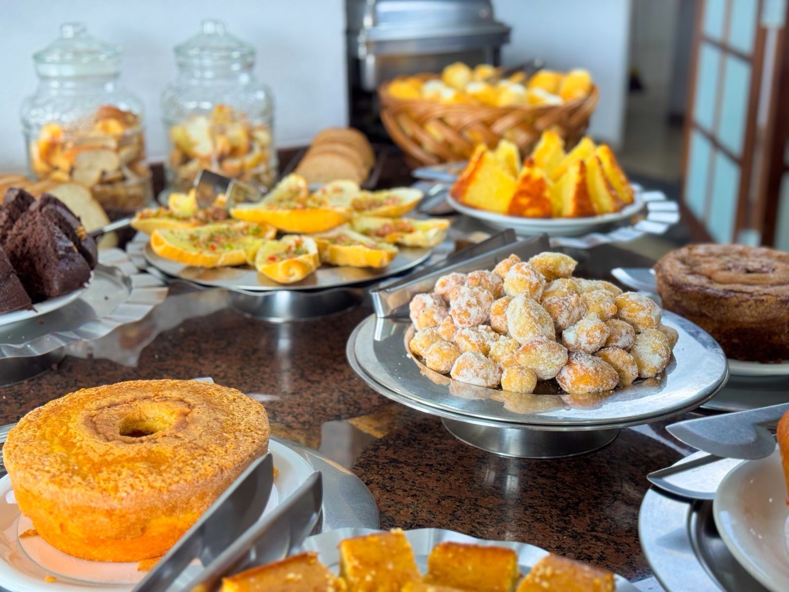 Un bufé con diversos productos de repostería y postres.