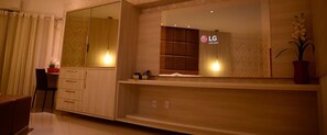 Minibar, värdeförvaringsskåp på rummet och skrivbord