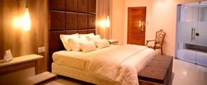 Minibar, két bảo mật tại phòng, bàn, màn/rèm cản sáng