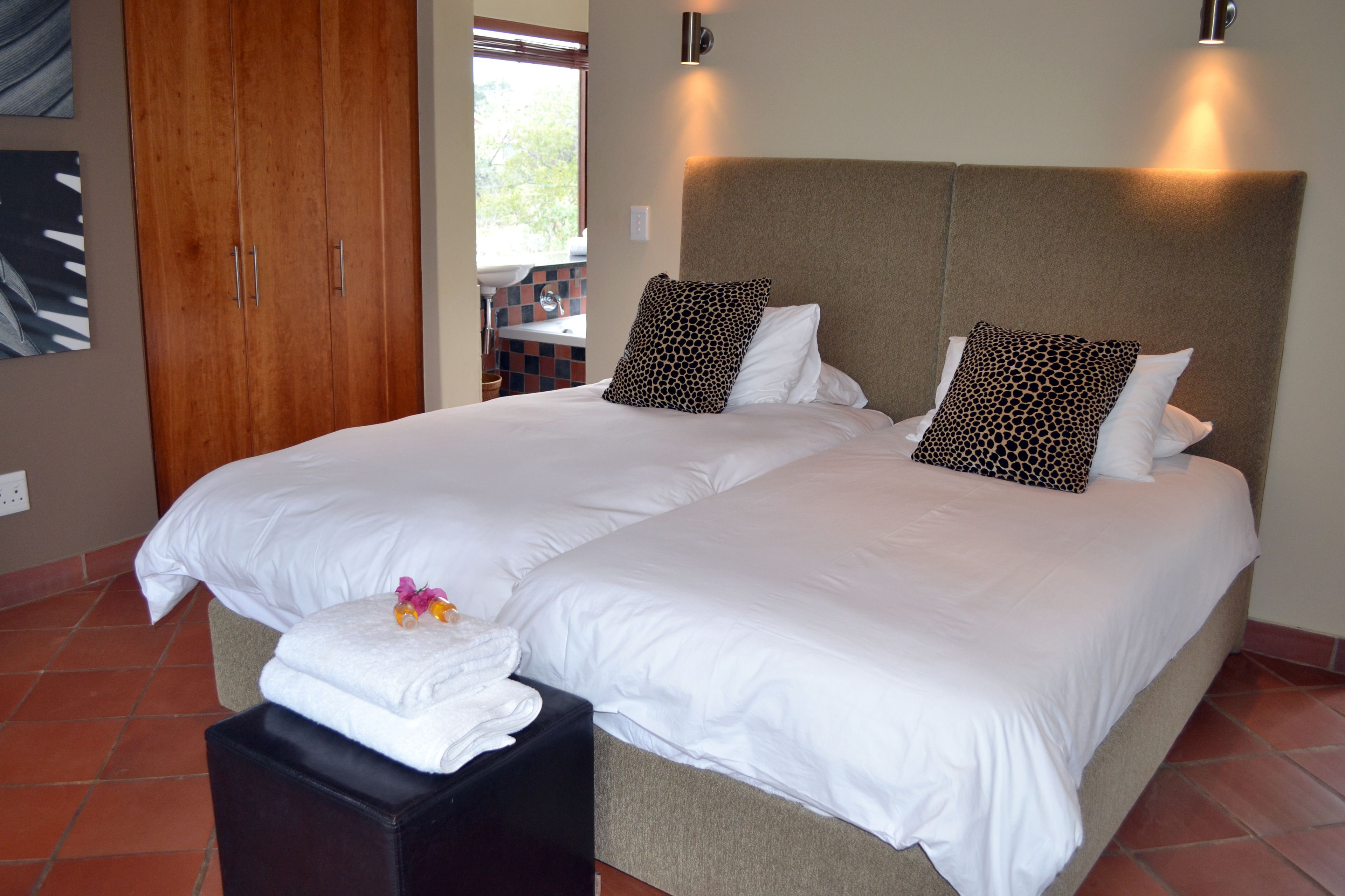 In-room safe, desk, bed sheets