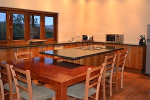 Chalet, 2 chambres (270) | Restauration dans la chambre