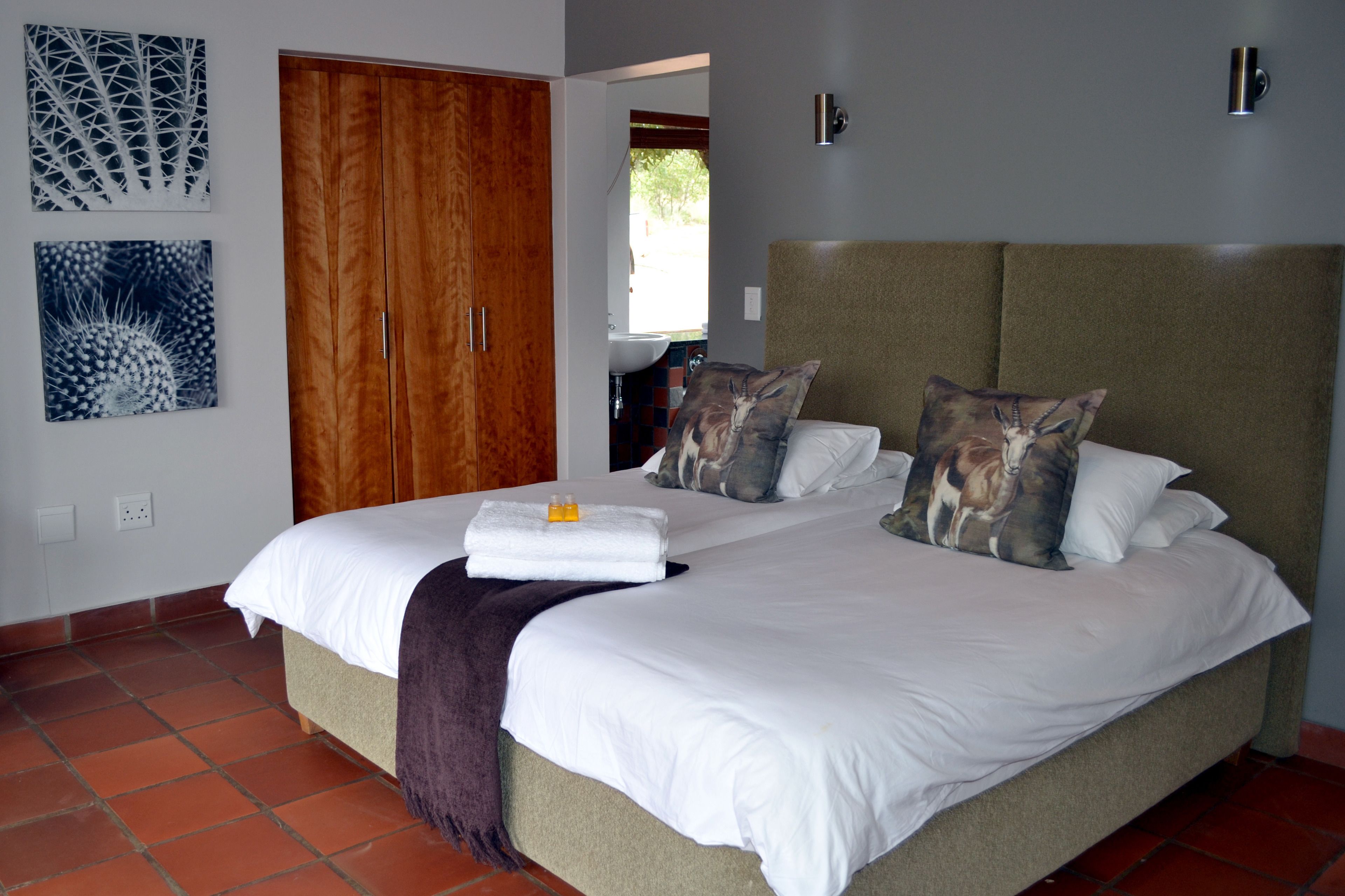 In-room safe, desk, bed sheets