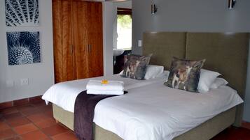 In-room safe, desk, bed sheets