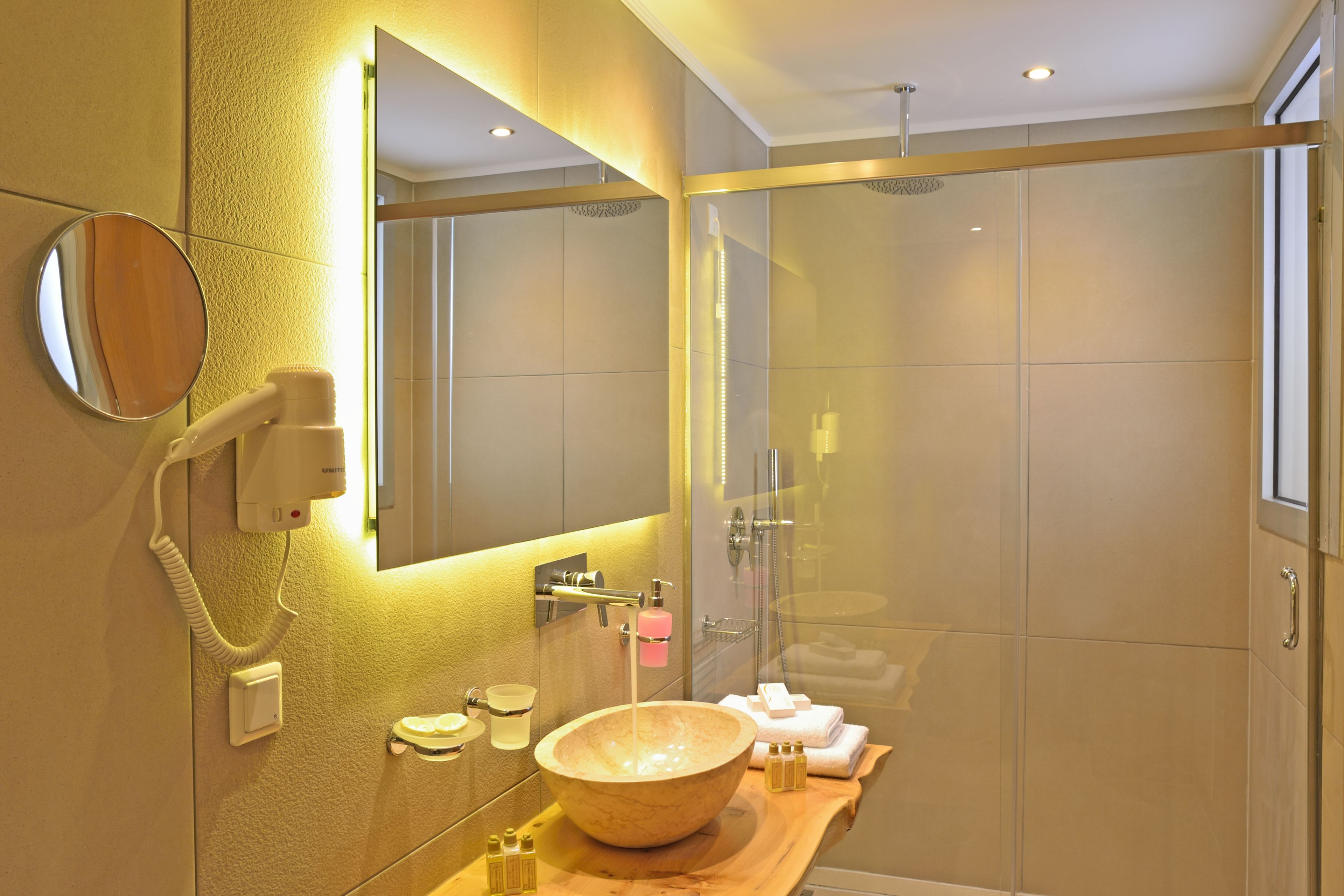 Shower, rainfall showerhead, free toiletries, hair dryer