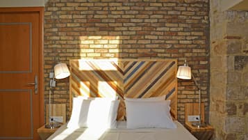 Classic Room with Balcony | 羽絨被、客房內保險箱、獨特裝潢、布置獨特