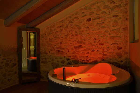 Cubrecamas y caja de seguridad en la habitación 