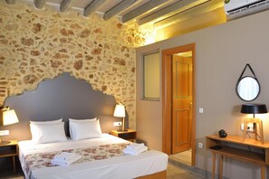 Cubrecamas y caja de seguridad en la habitación 