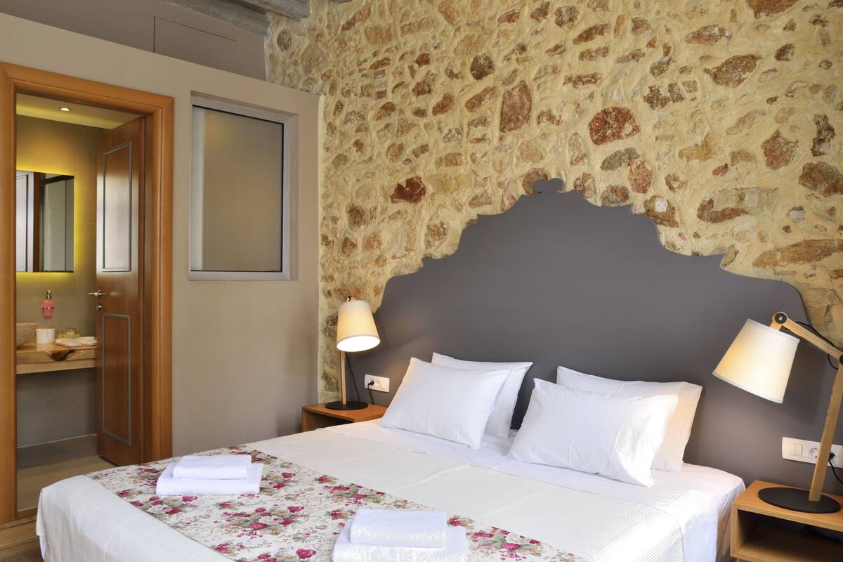 Classic Room with Balcony | Edredón, caja de seguridad en la habitación y insonorización