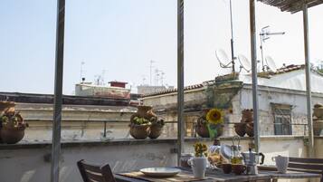 Memory foam beds, desk, soundproofing, free WiFi