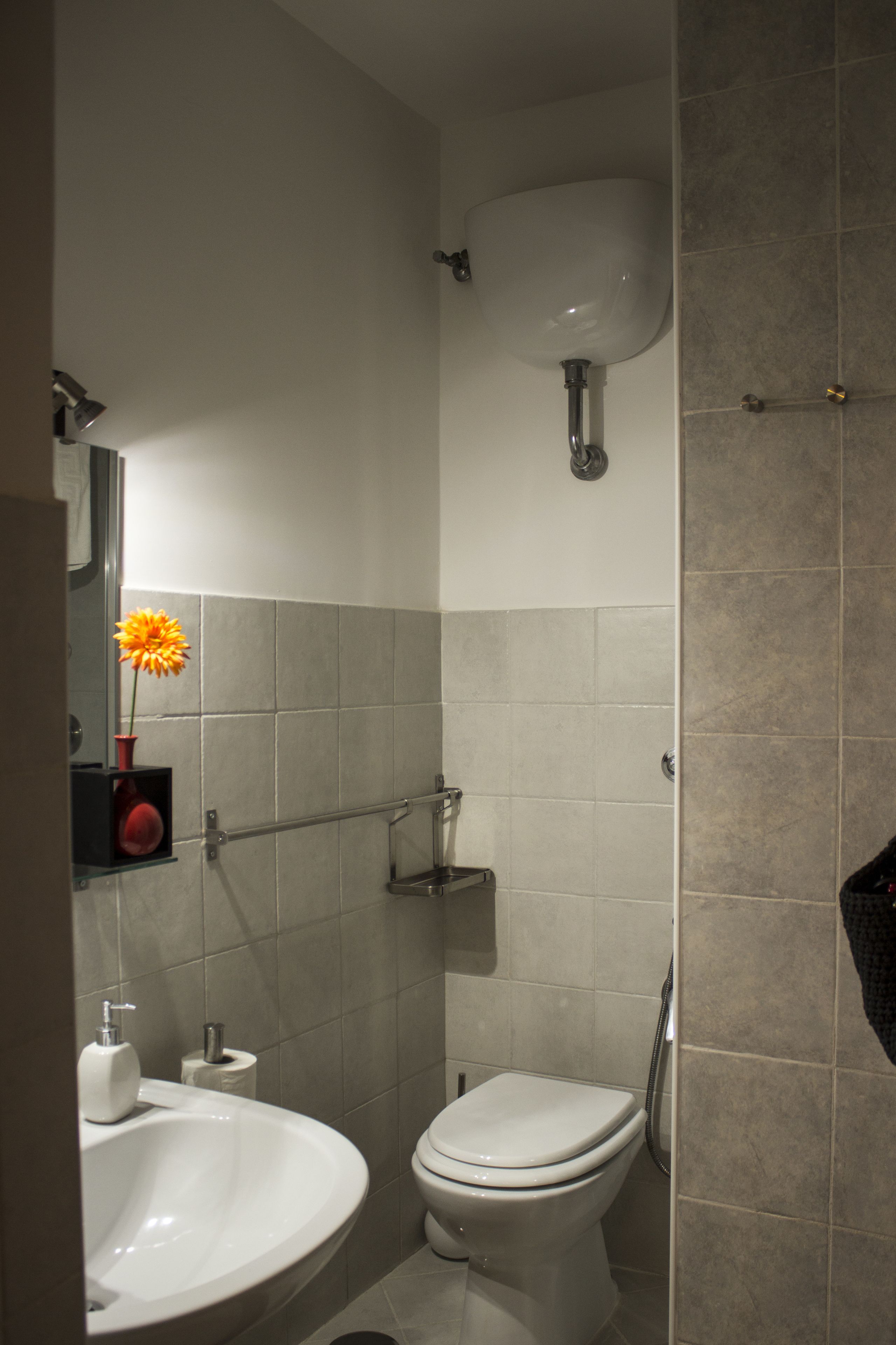 Un baño moderno con inodoro, lavamanos y ducha.