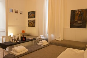 Familierom (Private External Bathroom) | Memory foam-senger, skrivebord, lydisolert og wi-fi (inkludert)