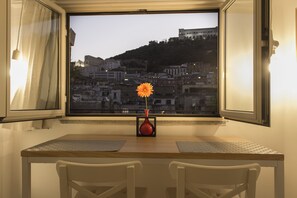 Studio – panorama, 1 dobbeltseng, ikke-røyk, terrasse | Spiseområde på rommet