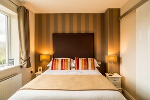 Chambre Deluxe double | Rideaux d’obscurcissement, accès au Wi-Fi (inclus), literie fournie