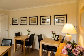 Déjeuner complet gratuit tous les jours