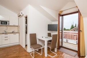 Suíte estúdio clássica, 1 quarto, sacada, vista para o mar | Sala de estar | TV de tela plana 60 cm com canais via satélite, TV LCD