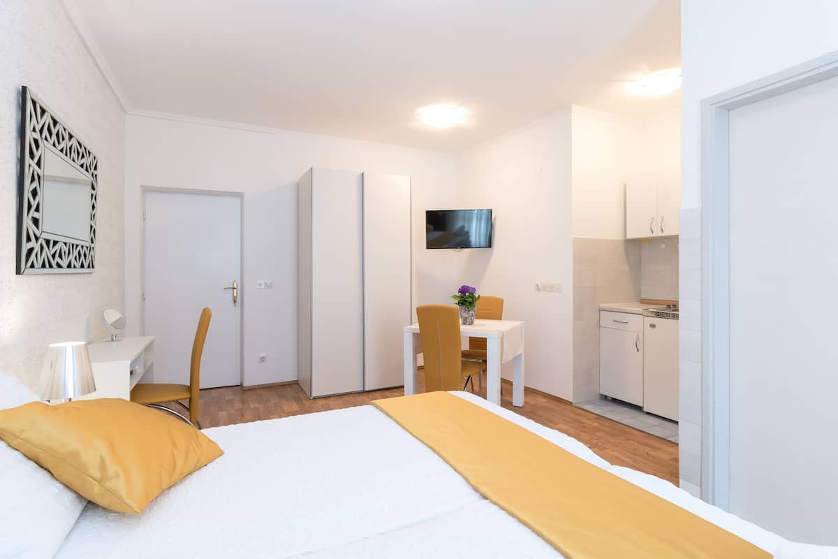 Suite Studio Classique, 1 chambre, balcon, vue mer | Bureau, Wi-Fi gratuit, draps fournis