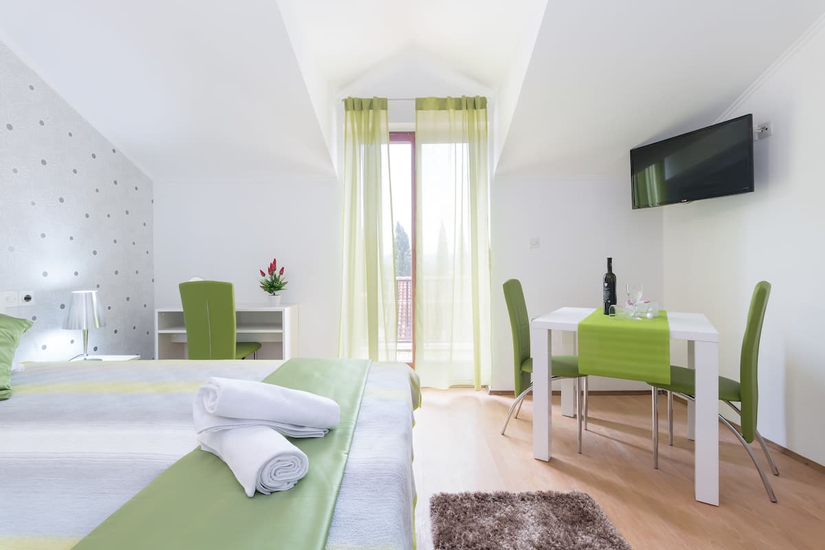 Studio Classique, 1 chambre, balcon, vue mer | Salle de séjour | Télévision à écran plat de 60 cm avec chaînes par satellite