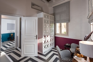 Caja de seguridad en la habitación y escritorio