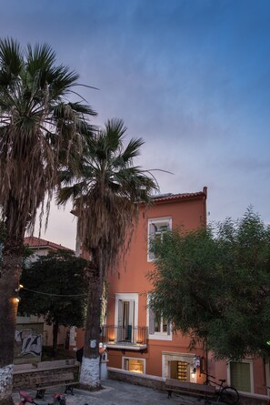 Fachada de la propiedad por la tarde o noche