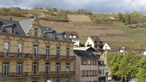 A building with a balcony and a sign that reads "RATHAUS". - Hotel Royal Santana (Altenahr)