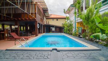 Una piscina al aire libre
