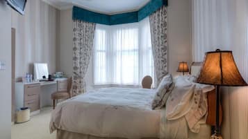 Individualmente mobiliados, escrivaninha, cortinas blackout