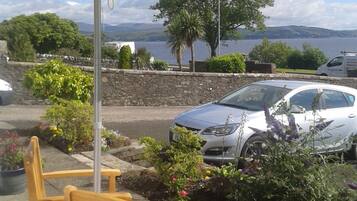 Vista frontal de la propiedad