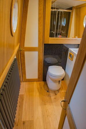 Huisje, 1 slaapkamer (Luxury Narrowboat) | Badkamer | Een haardroger, handdoeken, shampoo, toiletpapier