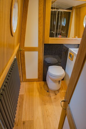 Chalet rustique, 1 chambre (Luxury Narrowboat) | Salle de bain | Séchoir à cheveux, serviettes fournies, shampooing, papier de toilette