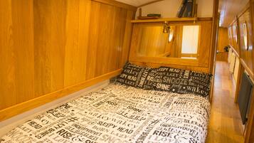 Cabin, 1 Bedroom (Luxury Narrowboat) | 1 bedroom, laptop workspace, iron/ironing board, bed sheets