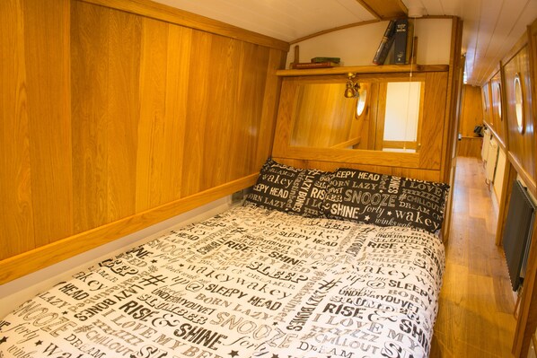 Huisje, 1 slaapkamer (Luxury Narrowboat) | 1 slaapkamer, een laptopwerkplek, een strijkplank/strijkijzer