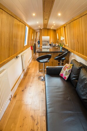 Huisje, 1 slaapkamer (Luxury Narrowboat) | Privékeuken | Een koelkast, een koffiezetapparaat/waterkoker, een waterkoker