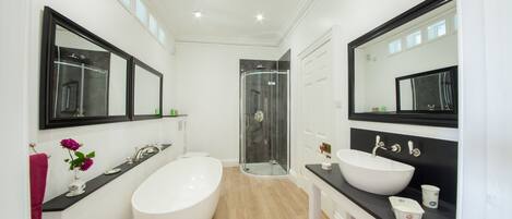 Suite supérieure | 1 chambre, literie de qualité, fer et planche à repasser