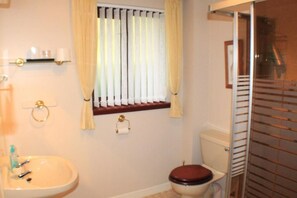 Standard-Zweibettzimmer, Gartenblick (Oak) | Badezimmer | Kostenlose Toilettenartikel, Haartrockner, Handtücher, Seife