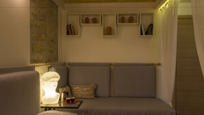 A cozy room with a bed, a bust sculpture, and shelves with books and decorative items. - Casa Latina B&B (Naples)