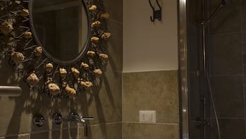 Chuveiro, secador de cabelo, bidê, toalhas de banho