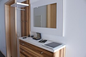 2 개의 침실, 책상, 암막 커튼, 방음 설비