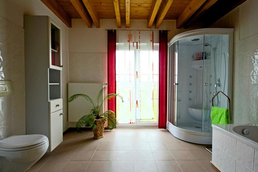 A bathroom with a toilet, shower, and bathtub.