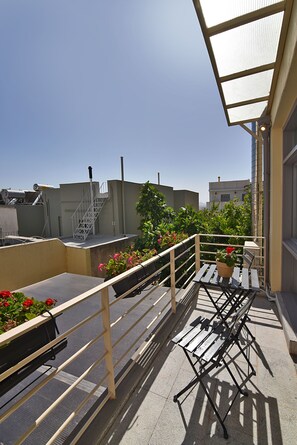 Villa | Balcony - Villa Olivia (Athens)