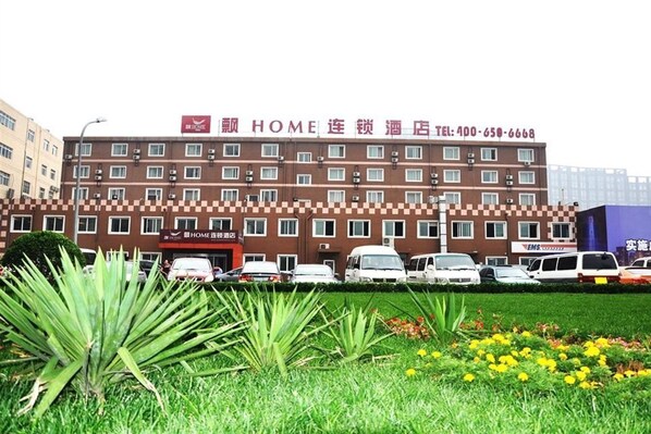 Home sweet home, this hotel offers a welcoming atmosphere with a lush garden and convenient parking.